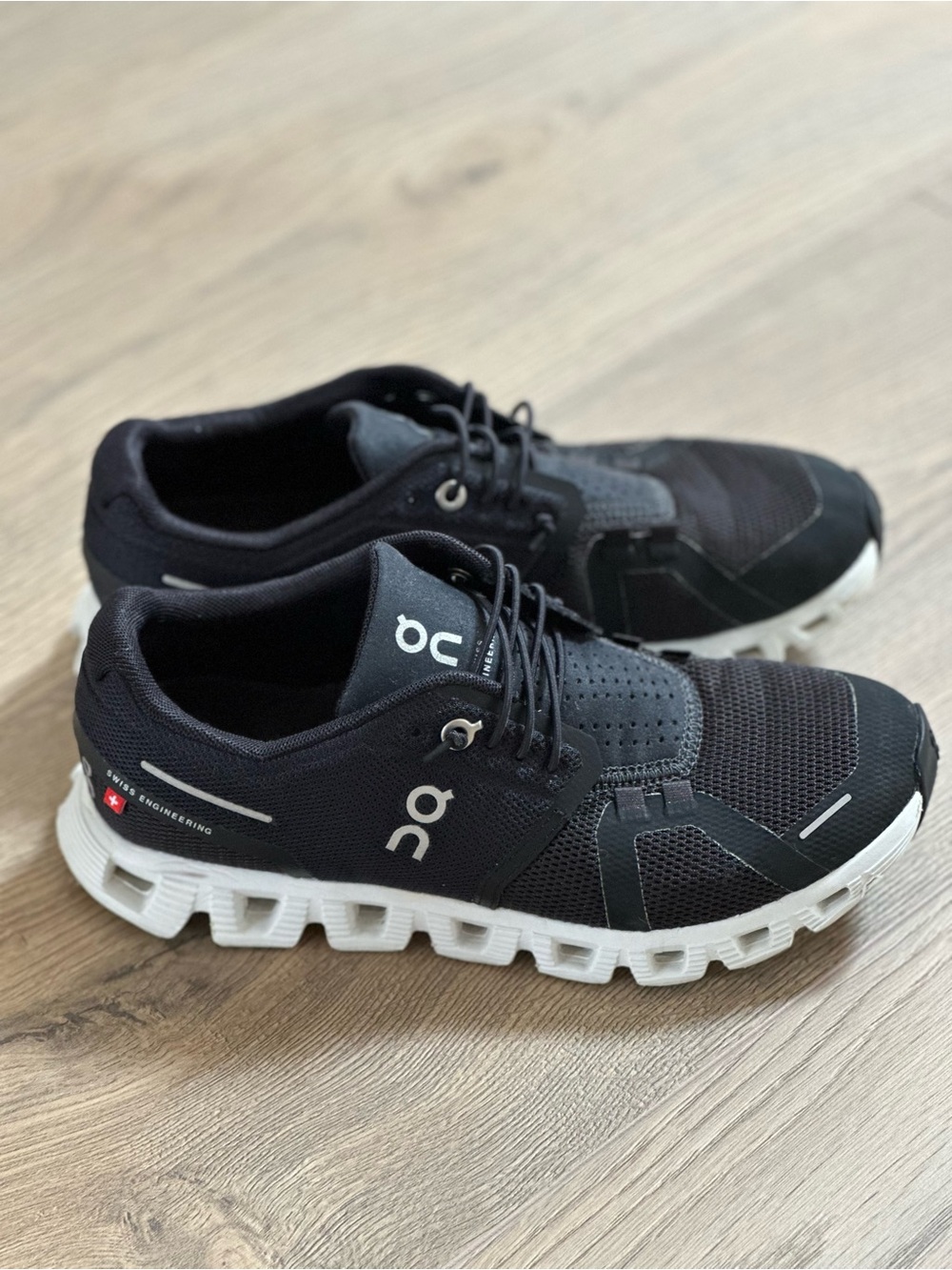 On Running Cloud Women’s Running Shoes in Black/White Size 6.5